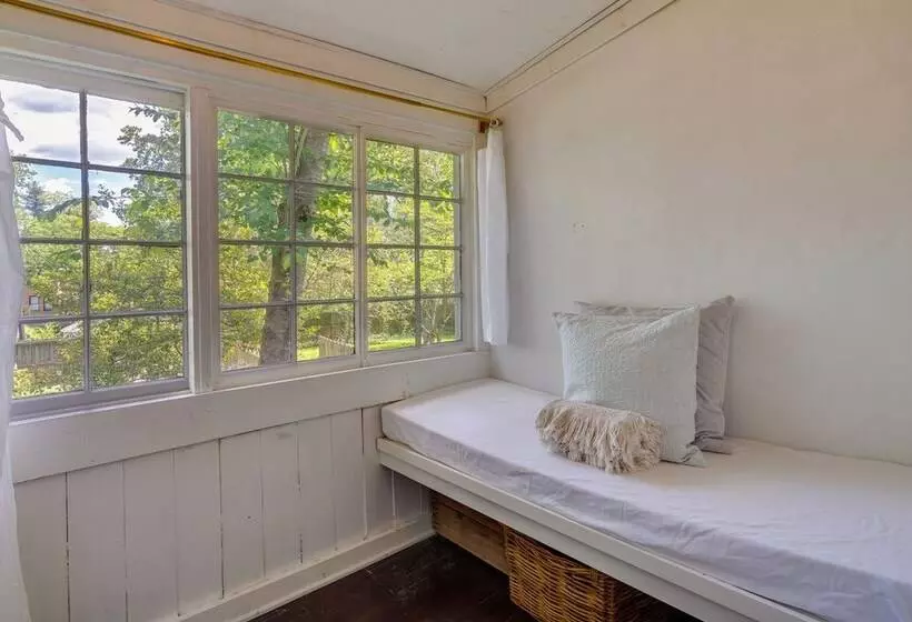 Charming Home < 2 Mi To Downtown Hendersonville!