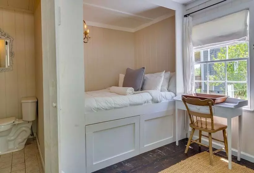 Charming Home < 2 Mi To Downtown Hendersonville!