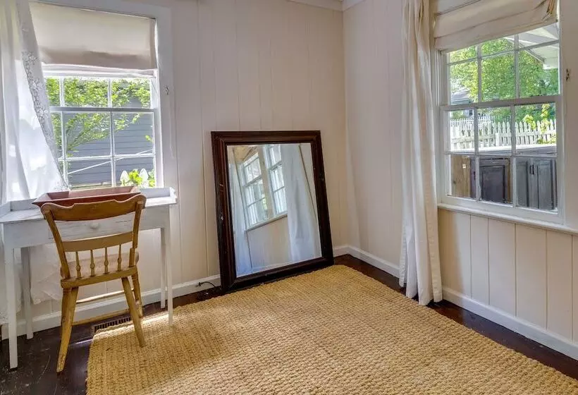 Charming Home < 2 Mi To Downtown Hendersonville!