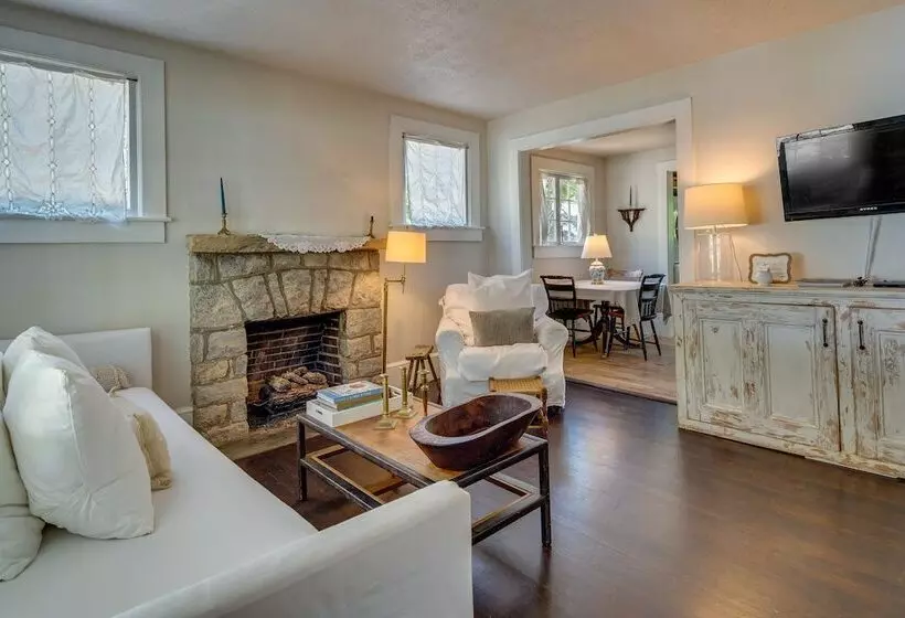 Charming Home < 2 Mi To Downtown Hendersonville!