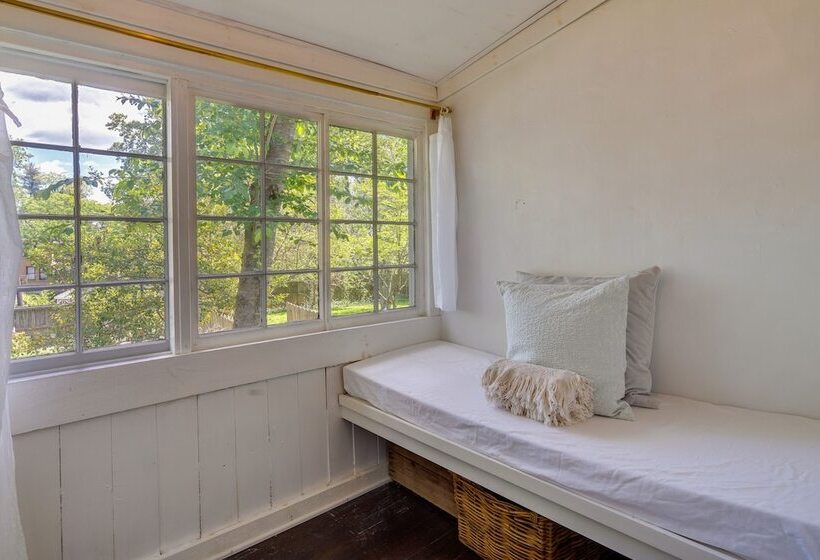 Charming Home < 2 Mi To Downtown Hendersonville!