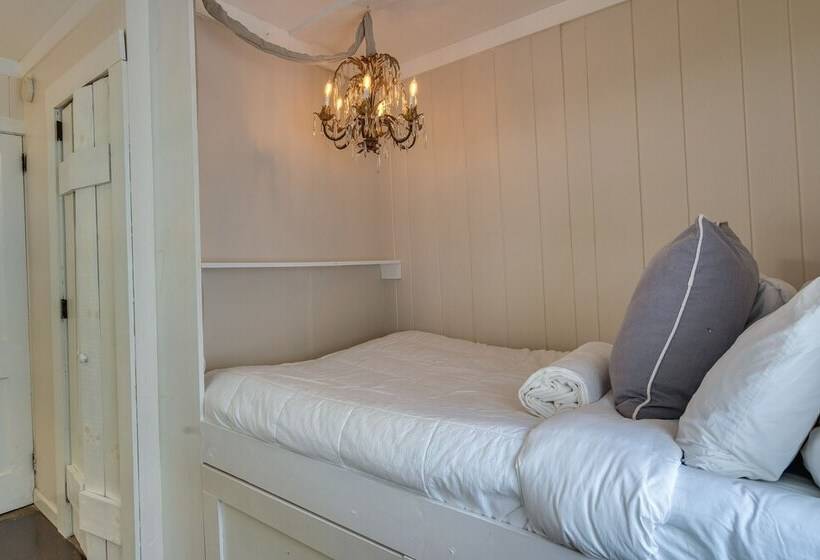 Charming Home < 2 Mi To Downtown Hendersonville!