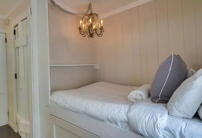 Charming Home < 2 Mi To Downtown Hendersonville!