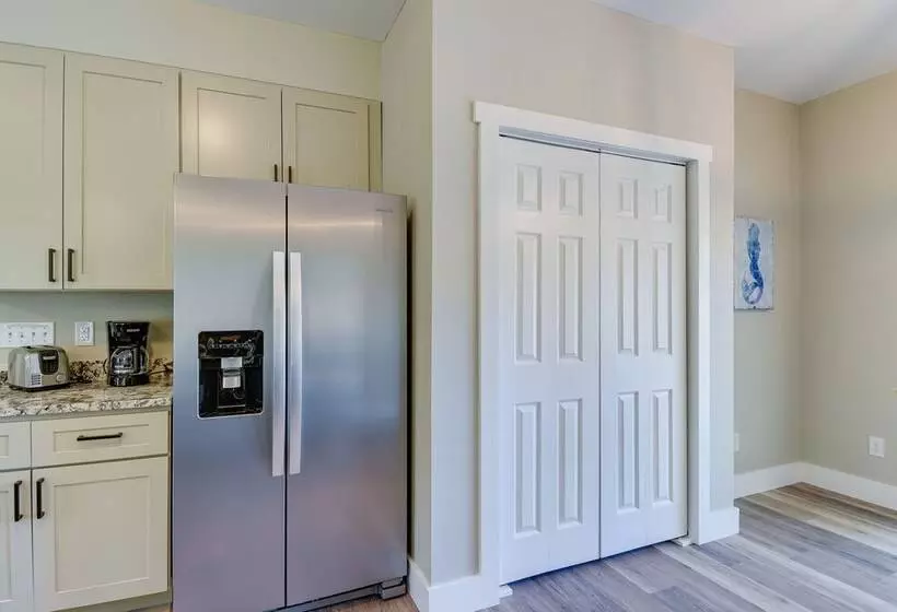 Charming Ocean Isle Beach Home ~ 1 Mi To Beach!