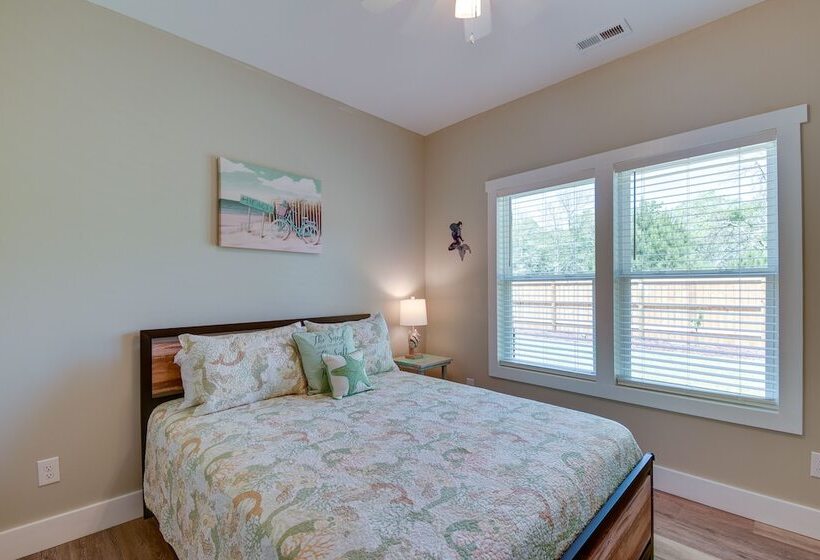 Charming Ocean Isle Beach Home ~ 1 Mi To Beach!