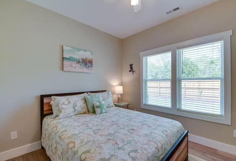 Charming Ocean Isle Beach Home ~ 1 Mi To Beach!