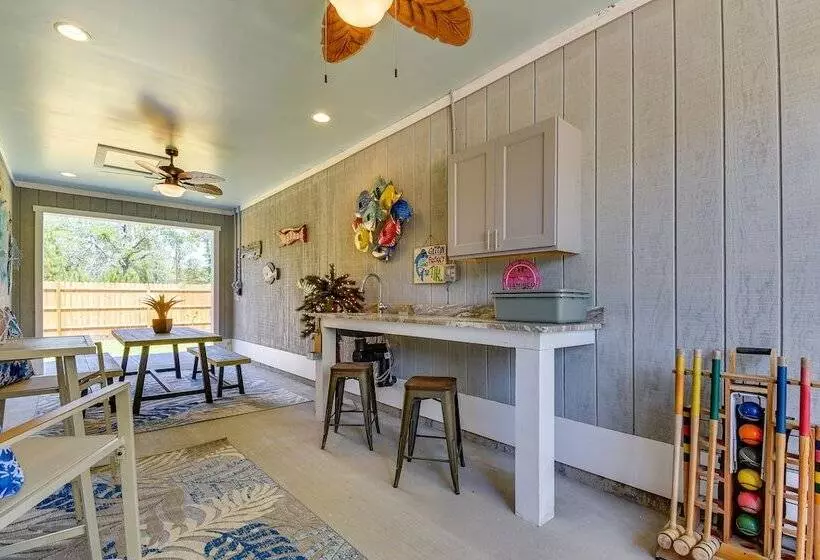 Charming Ocean Isle Beach Home ~ 1 Mi To Beach!