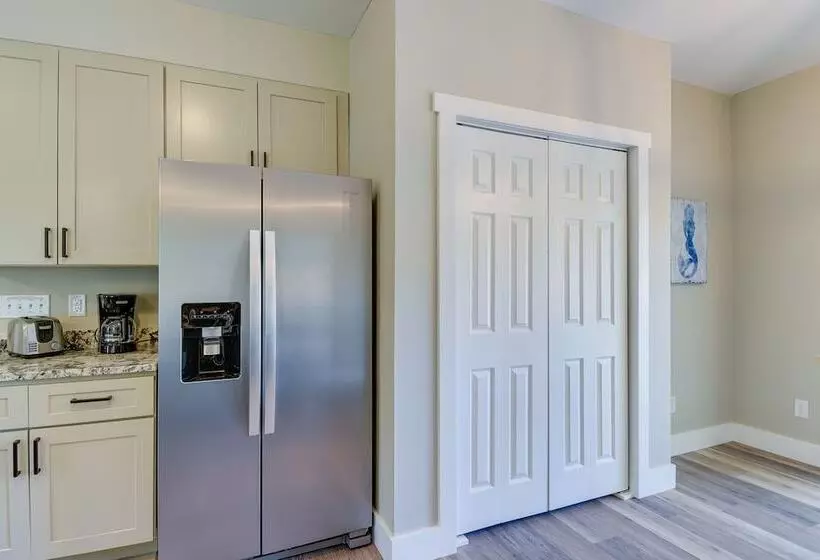 Charming Ocean Isle Beach Home ~ 1 Mi To Beach!