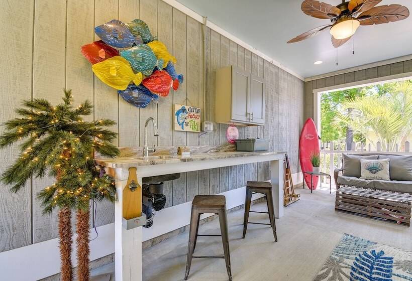 Charming Ocean Isle Beach Home ~ 1 Mi To Beach!