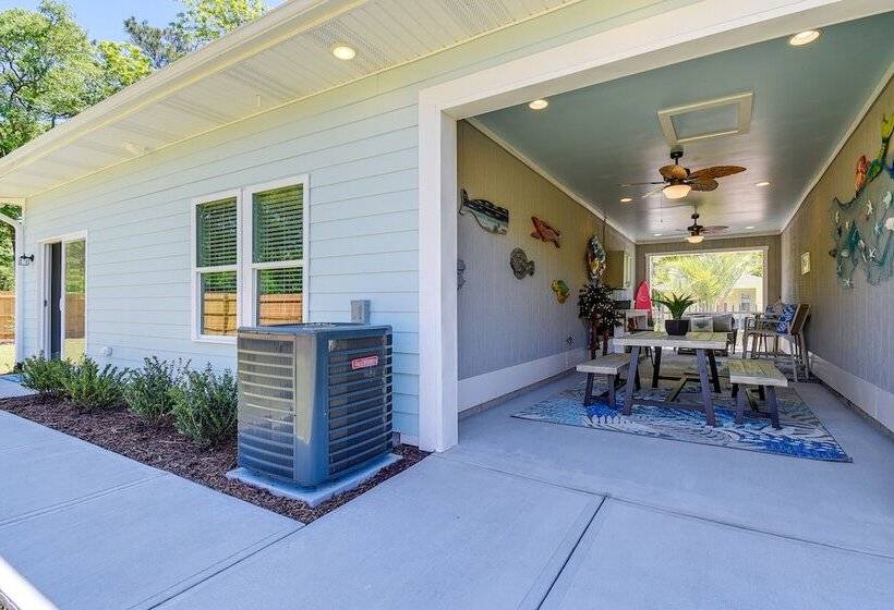 Charming Ocean Isle Beach Home ~ 1 Mi To Beach!