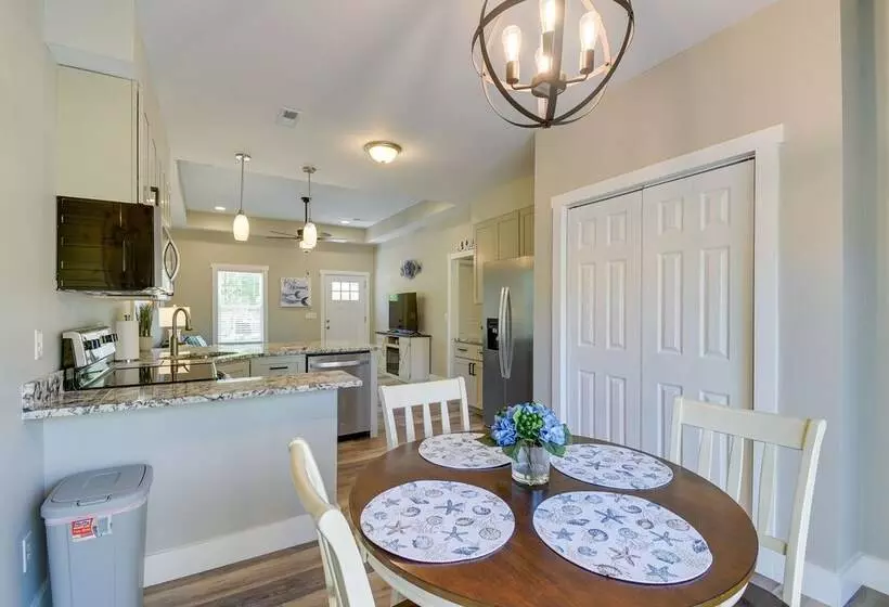 Charming Ocean Isle Beach Home ~ 1 Mi To Beach!