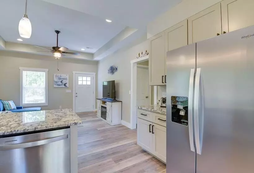 Charming Ocean Isle Beach Home ~ 1 Mi To Beach!