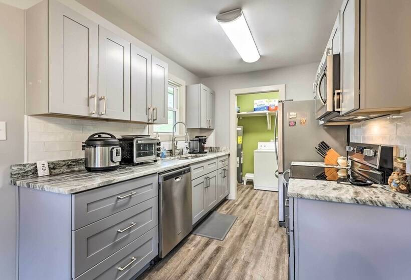 Newland Retreat W/ Creek, Near Hiking + Wineries!