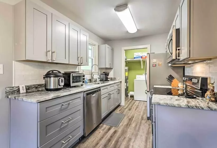 Newland Retreat W/ Creek, Near Hiking + Wineries!