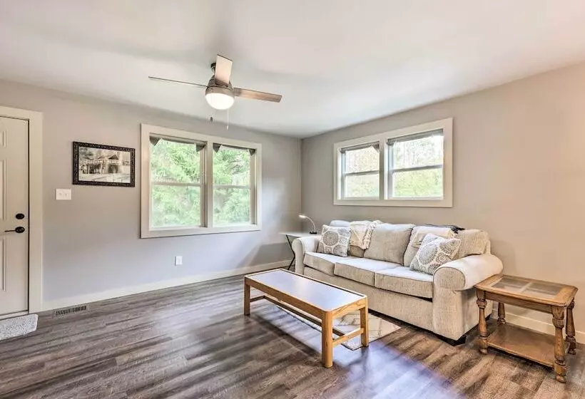 Newland Retreat W/ Creek, Near Hiking + Wineries!