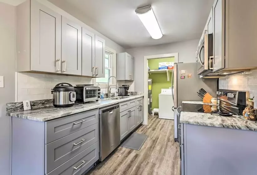 Newland Retreat W/ Creek, Near Hiking + Wineries!