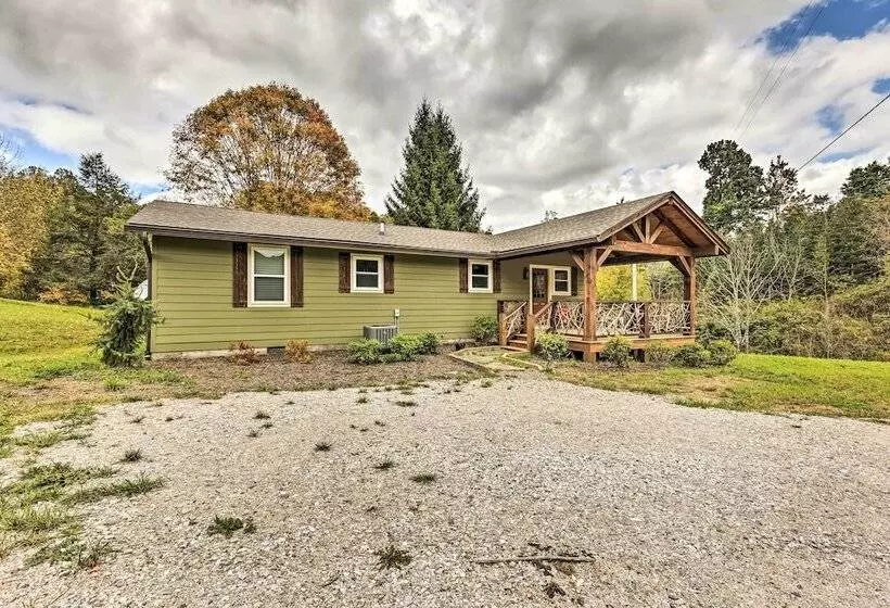 Newland Retreat W/ Creek, Near Hiking + Wineries!