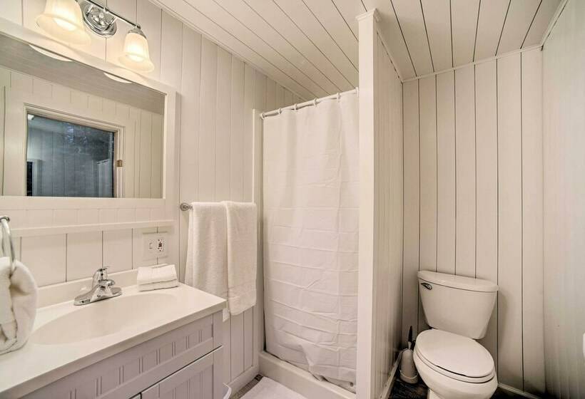 Charming Rural Retreat: Great Sacandaga Lake Area!