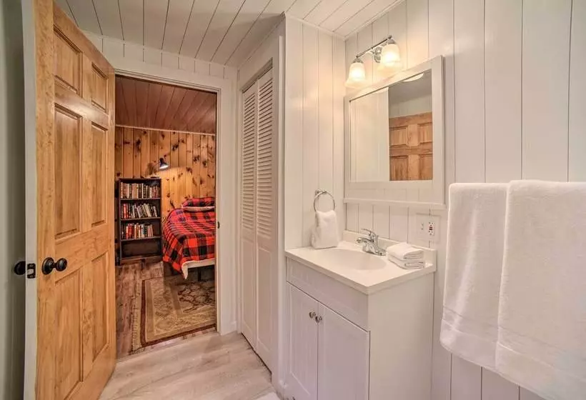 Charming Rural Retreat: Great Sacandaga Lake Area!