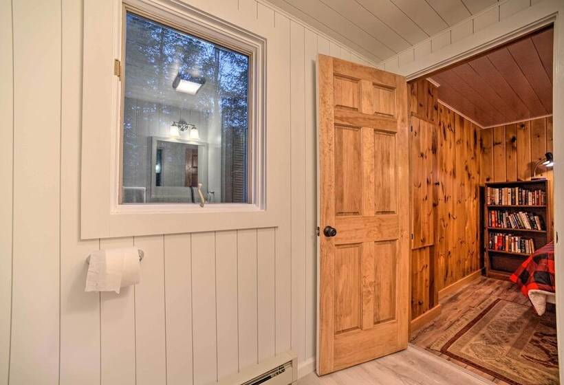 Charming Rural Retreat: Great Sacandaga Lake Area!