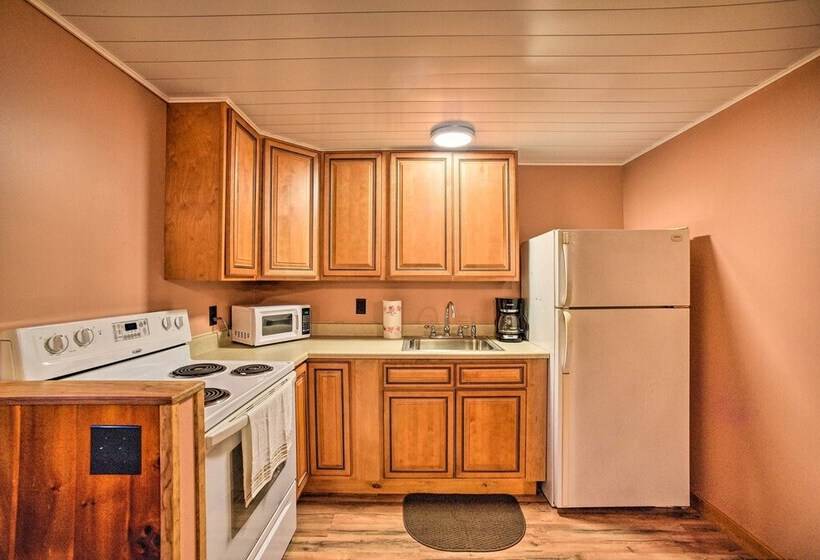 Charming Rural Retreat: Great Sacandaga Lake Area!