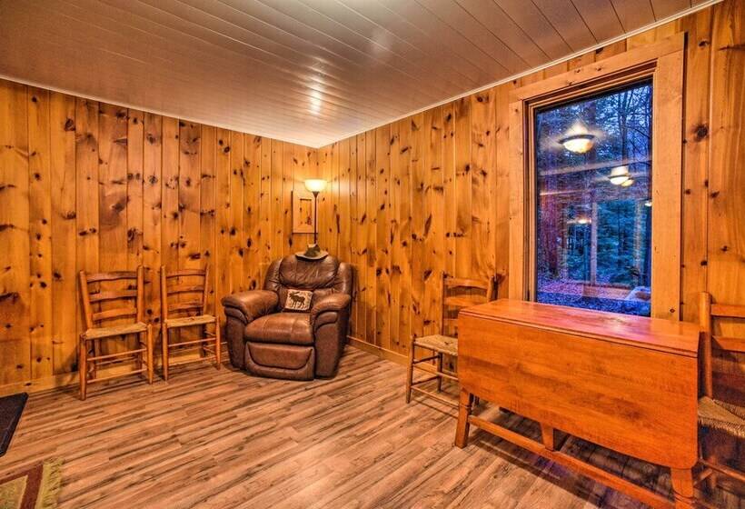 Charming Rural Retreat: Great Sacandaga Lake Area!