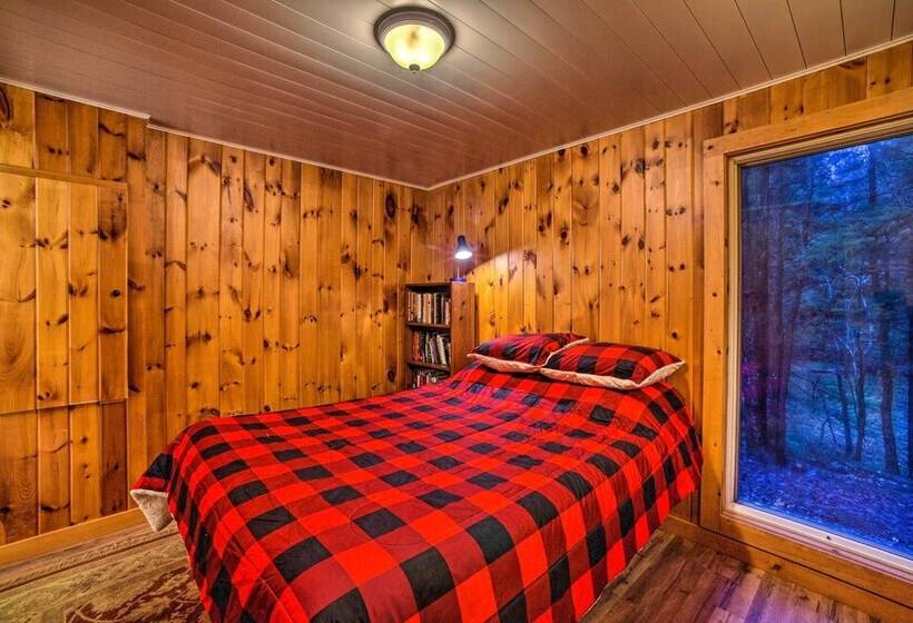 Charming Rural Retreat: Great Sacandaga Lake Area!