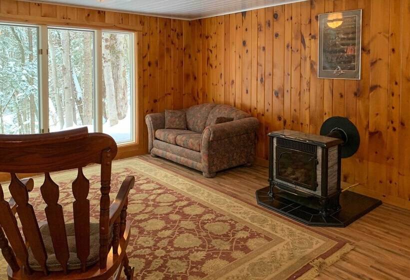 Charming Rural Retreat: Great Sacandaga Lake Area!