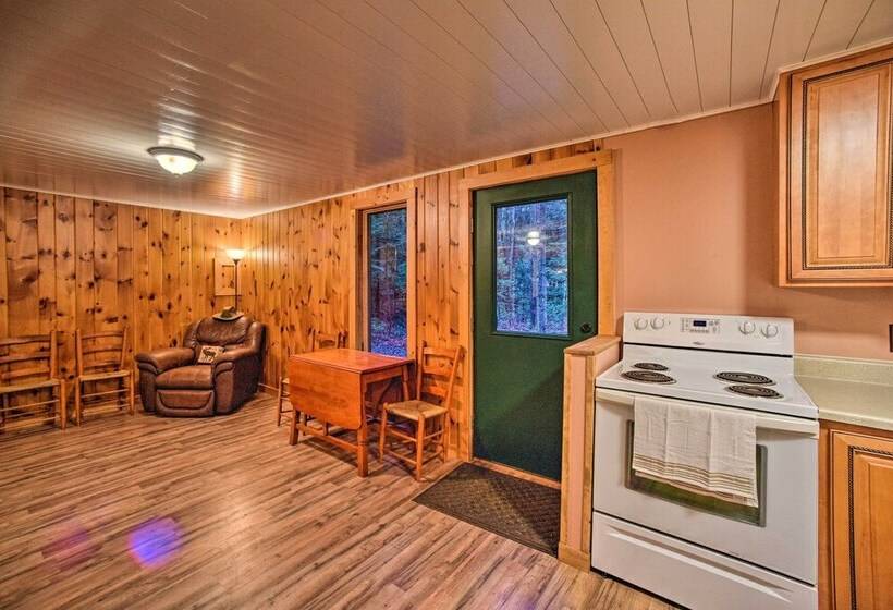 Charming Rural Retreat: Great Sacandaga Lake Area!