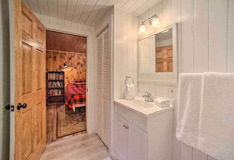 Charming Rural Retreat: Great Sacandaga Lake Area!