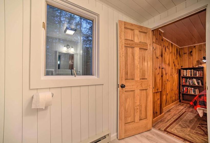 Charming Rural Retreat: Great Sacandaga Lake Area!