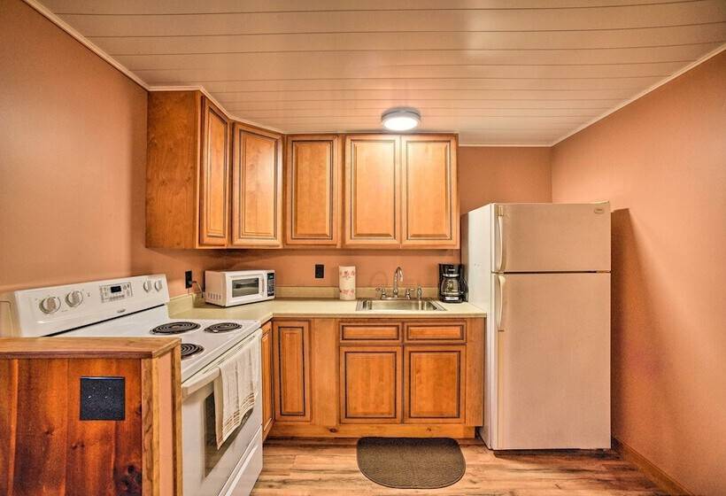 Charming Rural Retreat: Great Sacandaga Lake Area!