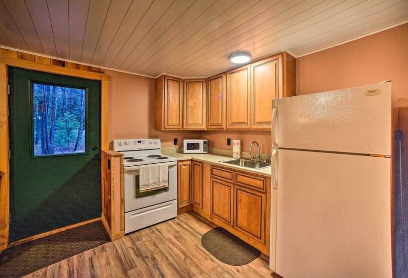 Charming Rural Retreat: Great Sacandaga Lake Area!