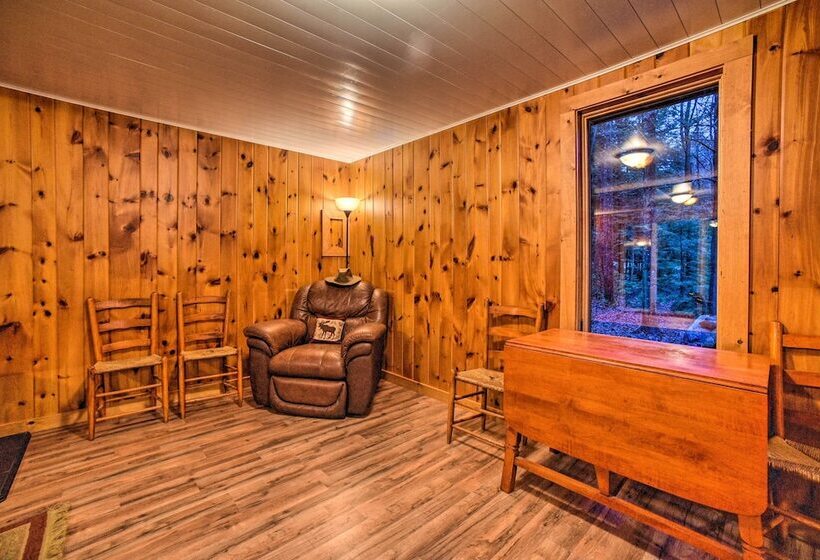 Charming Rural Retreat: Great Sacandaga Lake Area!