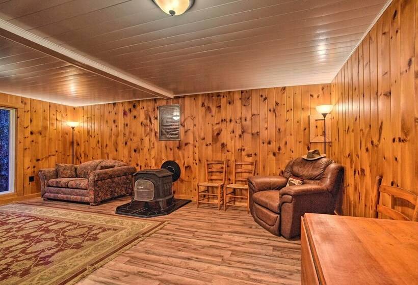 Charming Rural Retreat: Great Sacandaga Lake Area!