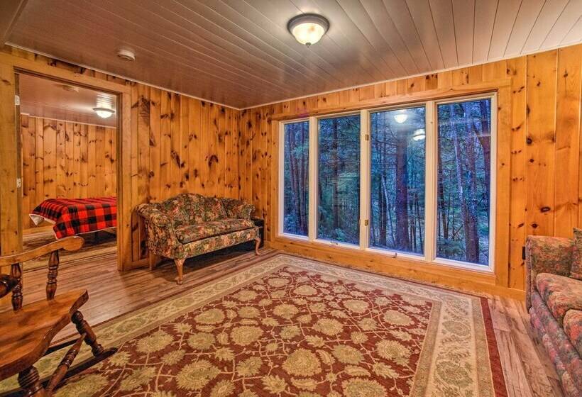 Charming Rural Retreat: Great Sacandaga Lake Area!