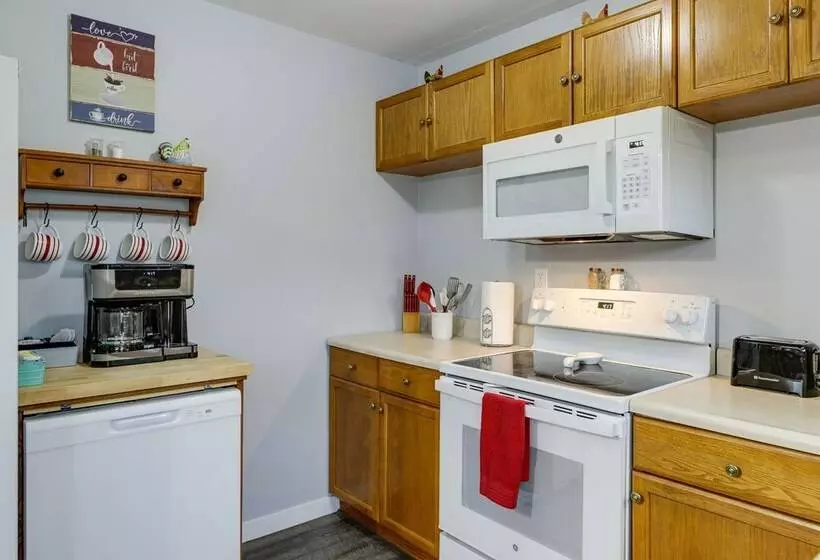 Cozy Kentucky Retreat   Deck, Near Ark Encounter!