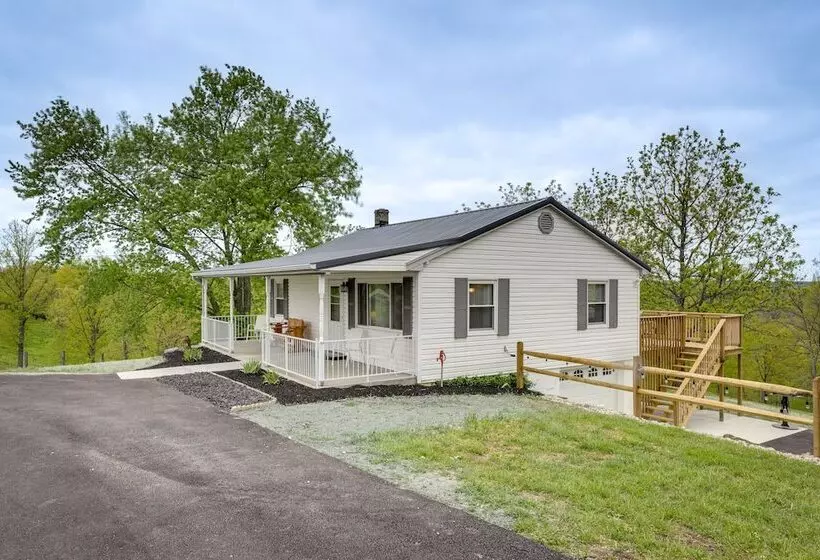 Cozy Kentucky Retreat   Deck, Near Ark Encounter!