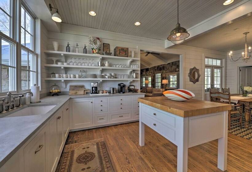 Enchanting Monteagle Retreat W/ Enclosed Patio!