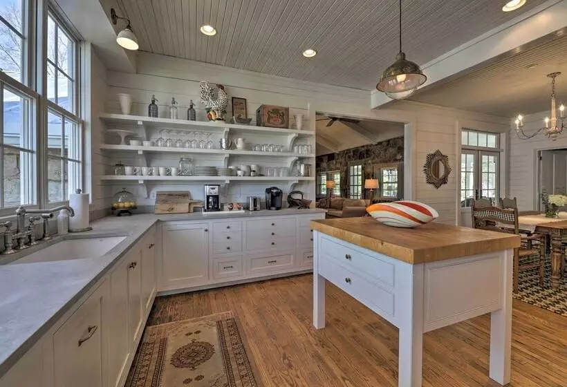 Enchanting Monteagle Retreat W/ Enclosed Patio!