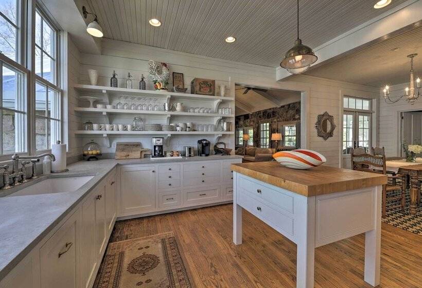 Enchanting Monteagle Retreat W/ Enclosed Patio!