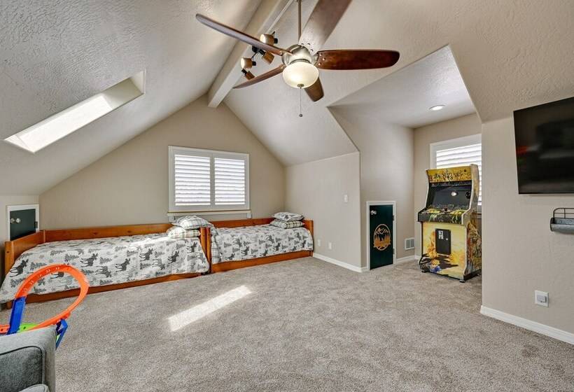 Family Friendly Flagstaff Home W/ Hot Tub & Games