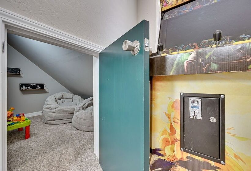 Family Friendly Flagstaff Home W/ Hot Tub & Games