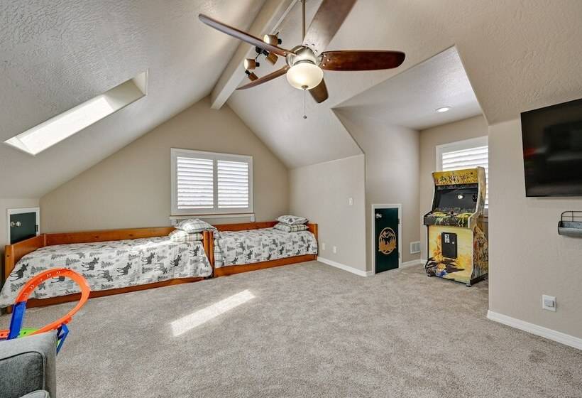 Family Friendly Flagstaff Home W/ Hot Tub & Games
