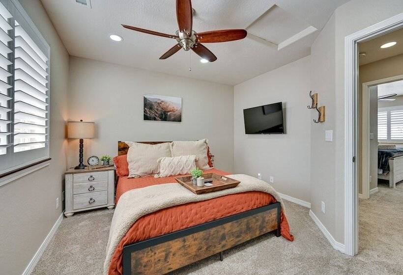 Family Friendly Flagstaff Home W/ Hot Tub & Games