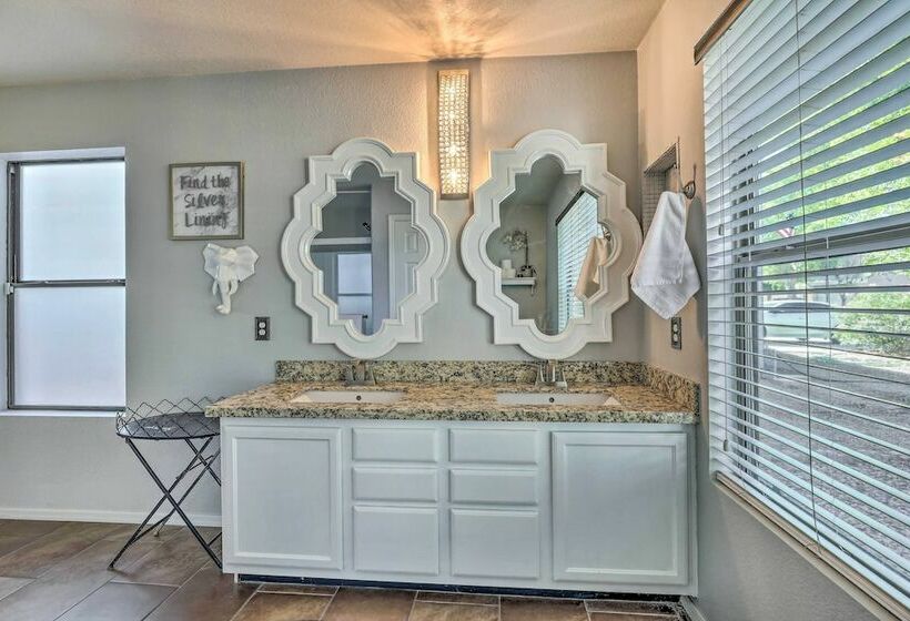 Gilbert Home, Spacious Yard W/ Outdoor Pool!