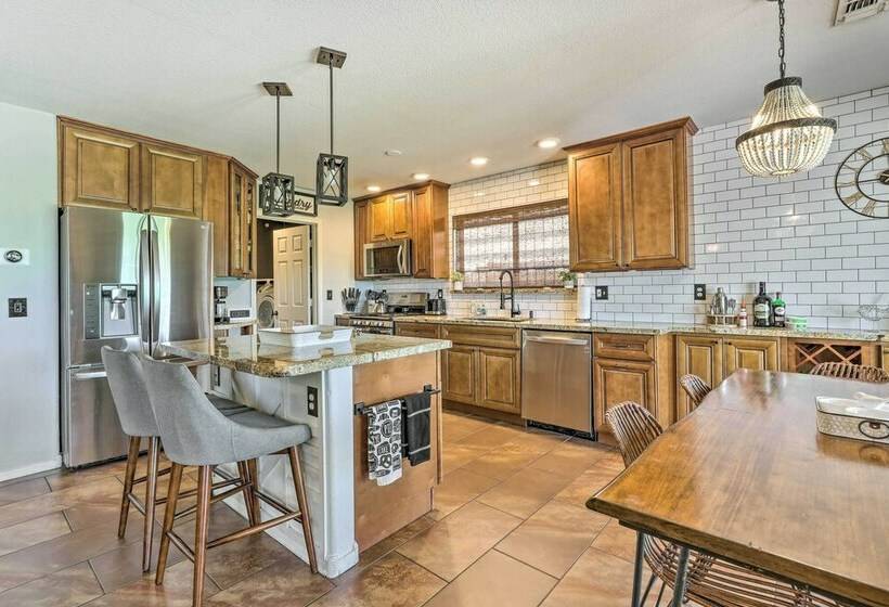 Gilbert Home, Spacious Yard W/ Outdoor Pool!