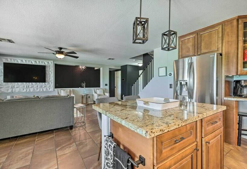 Gilbert Home, Spacious Yard W/ Outdoor Pool!