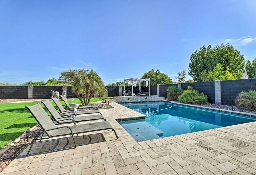 Gilbert Home, Spacious Yard W/ Outdoor Pool!