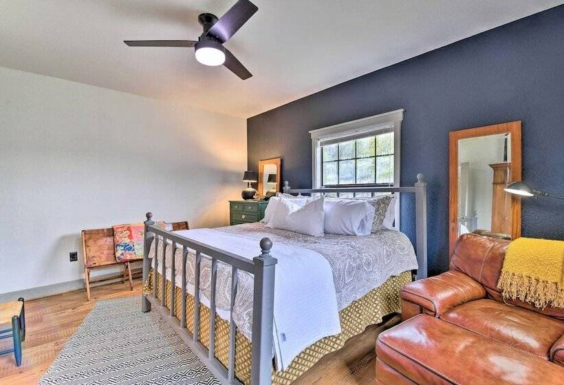 Graford Cabin W/ Rooftop Deck & Lake Views!